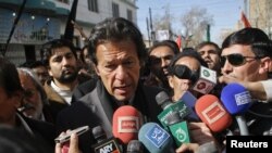 د پاکستان تحریک انصاف مشر عمران خان هم د حکومت او د نظام د بدلولو خبره کوي