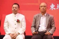 រូបឯកសារ៖ លោក សៅ សុខា មេបញ្ជាការ​កងរាជអាវុធហត្ថ​កម្ពុជា (ខាងស្តាំ) ថត​ជាមួយ​លោក Broken Tooth ក្នុង​ពិធី​សម្ពោធ​សមាគម​ប្រវត្តិសាស្រ្ត​វប្បធម៌​ហុង​មិន​ពិភពលោក កាលពី​ឆ្នាំ២០១៨។ (រូបថតពីហ្វេសប៊ុកលោកស្រី ម៉ែន សំអន)