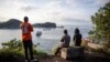 Des habitants regardent le lac Kivu, à Goma, le 17 novembre 2016.