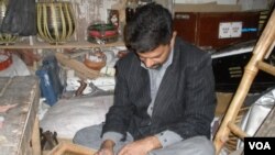وائس اف امريکه ډيوه راډيو سره په خبرو کې استاذ مثل خان وويل په ډبگرۍ بازار کې يې سم دم کار روان ؤ خو ظالمانو يې ډک دوکان وسوځولو اؤ هغه نه يې د روزگار په شکل کې د بچو د خولې نمړۍ وشوکوله