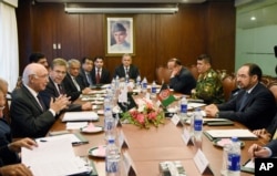 FILE - Pakistan's National Security Advisor Sartaj Aziz, far left, holds talks with Afghan Foreign Minister Salahuddin Rabbani, far right, at the Foreign Ministry in Islamabad, Pakistan, Aug. 13, 2015.