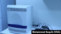 فارنزک لیب میں کرائم سین سے ملنے والے شواہد کا جائزہ لیا جاتا ہے۔