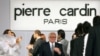 Le créateur de mode français Pierre Cardin reçoit les applaudissements des mannequins après son défilé au Palais Ciragan à Istanbul, le 21 juin 2006. 