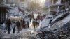 Warga Palestina yang mengungsi akibat serangan udara dan darat Israel di Jalur Gaza, berjalan melalui aliran limbah yang mengalir ke jalan-jalan kota selatan Khan Younis, Jalur Gaza, 4 Juli 2024. (Foto: AP)
