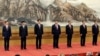 第19届中共中央政治局常委（从左至右）韩正、王沪宁、栗战书、习近平、李克强、汪洋、赵乐际同记者见面（2017年10月25日）。中共十九届一中全会在10月25日结束，新常委亮相。他们的入场顺序是按照地位高低而排列先后的，而并排站立顺序是以中间为大，习近平右侧的李克强是第二号人物，左侧的栗战书是第三号人物。这里说的的左右是对观众来说的，而对习近平来说，李克强在左侧，栗战书在右侧。
