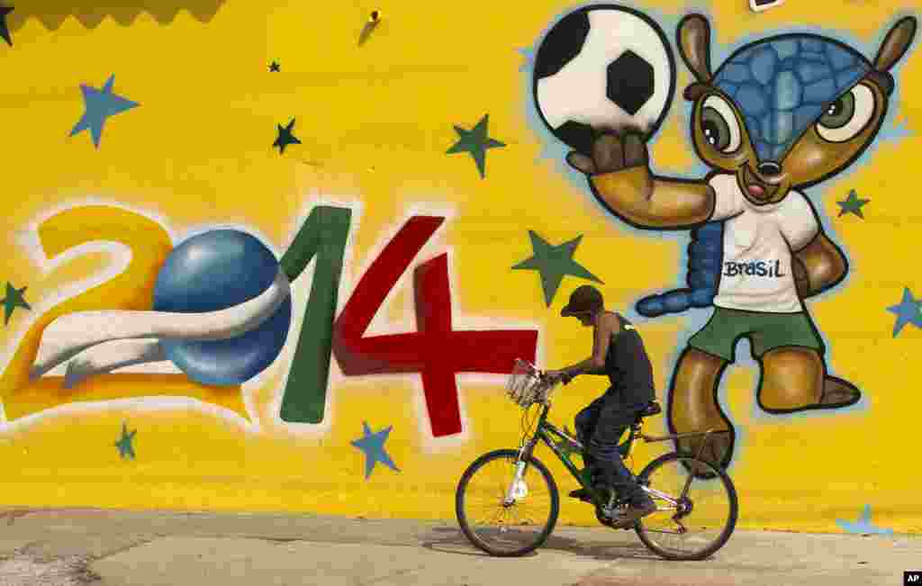 Um mural alusivo ao Mundial de Futebol com a mascote "Fuleco" em São Paulo, Brasil