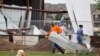 Trabajadores de Viking Pipe and Supply limpian después de que un tornado tocó tierra durante la noche en El Reno, Oklahoma, EE.UU., 26 de mayo de 2019. REUTERS / Alonzo Adams.