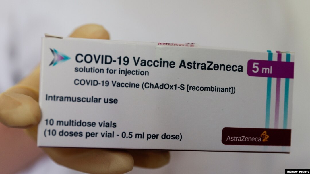 FOTO DE ARCHIVO: Se ve una caja de la vacuna COVID-19 de AstraZeneca en Viena