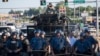 Missuri shtatining Ferguson shaharchasida, 13-avgust, 2014. Politsiyaga qarshi bosh ko'targan ommaga qarshi maxsus kuchlar safarbar etildi. 