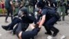 Baton Rouge kentinde polis bir göstericiyi gözaltına alırken zor kullanıyor. 