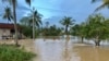 ទឹកហូរ​ចូល​ផ្ទះមួយខ្នង​របស់​​អ្នកភូមិ​ ក្រោយការ​បាក់​ទំនប់​អាងទឹក​មួយដោយសារភ្លៀងធ្លាក់ខ្លាំង ​ក្នុង​ស្រុក​ទឹក​ឈូ​ ខេត្ត​កំពត​ ថ្ងៃទី​១១ ខែ​សីហា​ ឆ្នាំ​ ២០១៩​។ (ហ៊ុល រស្មី​/VOA)