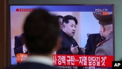 지난 5일 한국 서울역에서 시민들이 북한 김정은 정권의 미사일 발사에 관한 TV 뉴스를 시청하고 있다.