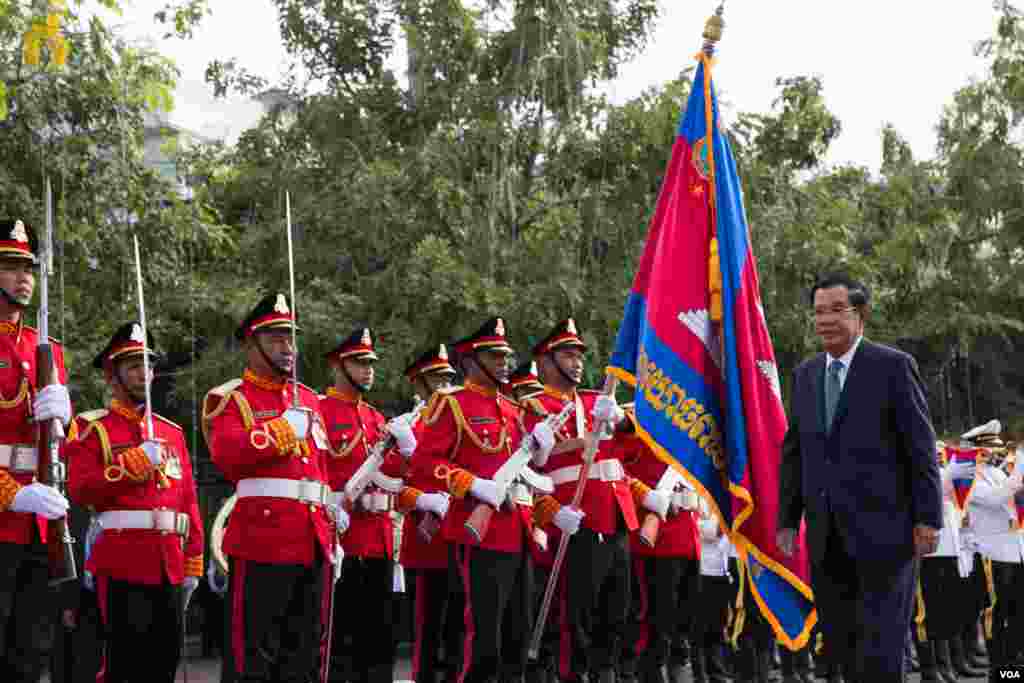 នាយករដ្ឋមន្ត្រីកម្ពុជាលោកហ៊ុន សែនដើរកាត់កងកិត្តិយសត្រែទ័ពកម្ពុជាក្នុងទិវាបុណ្យឯករាជ្យជាតិ ថ្ងៃទី៩ វិច្ឆិកា ឆ្នាំ២០១៩ នៅរាជធានីភ្នំពេញ។ (ហ៊ុល រស្មី/VOA)