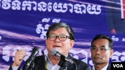រូបឯកសារ៖ លោក​សុន ឆ័យ អ្នក​តំណាងរាស្រ្តជាន់ខ្ពស់​នៃ​គណបក្ស​សង្រ្គោះជាតិ​​ថ្លែង​ទៅកាន់​សារព័ត៌មាន​ និង​អ្នក​គាំទ្រ​បក្ស​សង្រ្គោះជាតិ​នៅ​ទីស្នាក់ការ​គណបក្ស​សង្រ្គោះជាតិ​នៅ​ថ្ងៃ​សុក្រ ទី​៩ ខែ​កញ្ញា ឆ្នាំ​២០១៦។ (ឡេង ឡែន/VOA)