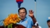 រូបឯកសារ៖ លោក​ ហ៊ុន សែន​​ មេ​បក្ស​កាន់​អំណាច​ថ្លែង​ទៅ​កាន់​អ្នក​គាំទ្រ​របស់​ខ្លួន​ ​ដែល​ប្រមូលផ្តុំ​នៅ​ឯ​ផ្លូវ​មួយ​កន្លែង​ក្នុង​រាជធានី​ភ្នំពេញ​មុន​ពេល​ហែក្បួន​ឃោសនា​បោះឆ្នោត​ឃុំ-សង្កាត់​ថ្ងៃ​ចុង​ក្រោយ​ ​នា​ថ្ងៃទី​០២​មិថុនាឆ្នាំ២០១៧។​ ​(នៅ វណ្ណារិន/VOA) 