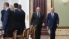 Президент России Владимир Путин (справа) в сопровождении премьер-министра России Михаила Мишустина прибывает на встречу с членами российского правительства в Москву 6 мая 2024 года.(Photo by ALE