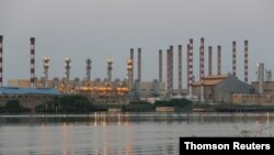 দক্ষিণ-পূর্ব ইরানের আবাদন তেল শোধনাগারের দৃশ্য। ইরাকের বসরার দক্ষিণে আল-ফাউয়ের শাত আল-আরবের দিক থেকে তোলা ছবি; সেপ্টেম্বর ২১, ২০২২।
