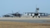 지난 2017년 12월 미-한 연합공중훈련에 참가한 미 공군 F-16 전투기와 F-35A 전투기들이 군산 공군기지에서 이륙 대기 중이다.