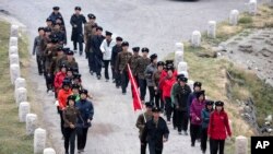 北韓工人參觀白頭山後排隊下山。（2018年8月18日）