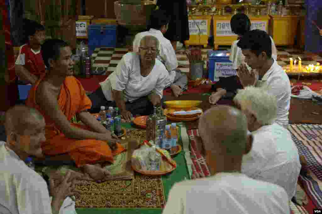 ពុទ្ធបរិស័ទកំពុងប្រគេនចង្ហាន់ព្រះសង្ឃនៅក្នុងវត្តមួយកណ្តាលរាជធានីភ្នំពេញកាលពីព្រឹកថ្ងៃសៅរ៍ ទី១៦ ខែ កញ្ញា ឆ្នាំ២០១៧។(ទុំ ម្លិះ/VOA)