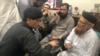 مفتی تقی عثمانی کی یہ تصویر سندھ پولیس نے جاری کی ہے جس میں وہ قاتلانہ حملے کے فوری بعد پولیس افسر سے بات کر رہے ہیں۔