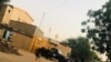 Des éléments du Groupement mobile d’intervention de la police (GMIP) déployés au siège du parti UNDR à N'Djamena, le 31 octobre 2020.