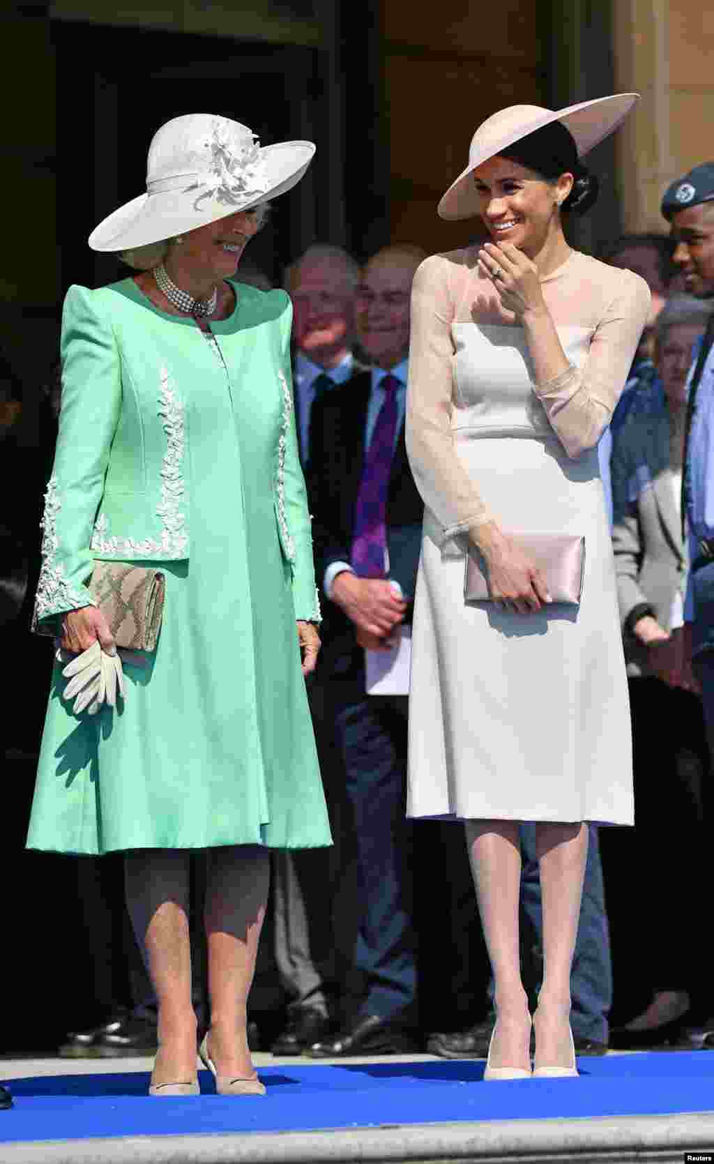 ព្រះនាង Meghan( Duchess of Sussex) ចូលរួមក្នុងពិធីជប់លៀងក្នុងព្រះរាជវាំង Buckingham Palace ជាមួយនឹងព្រះនាង Camilla (Duchess of Cornwall) ក្នុងទីក្រុងឡុងដ៍។
