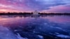 2018年1月8日，冬日的黎明，华盛顿西侧的潮汐湖（Tidal Basin）结冰，湖畔的杰佛逊纪念堂在湖面留下倒影。天光云影共徘徊。