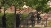 Police wakiingia ndani ya jengo wakati mshambuliaji akiendelea kutupa risasi katika kituo cha manispaa eneo la Virginia Beach Virginia, Marekani, Mei 31, 2019.