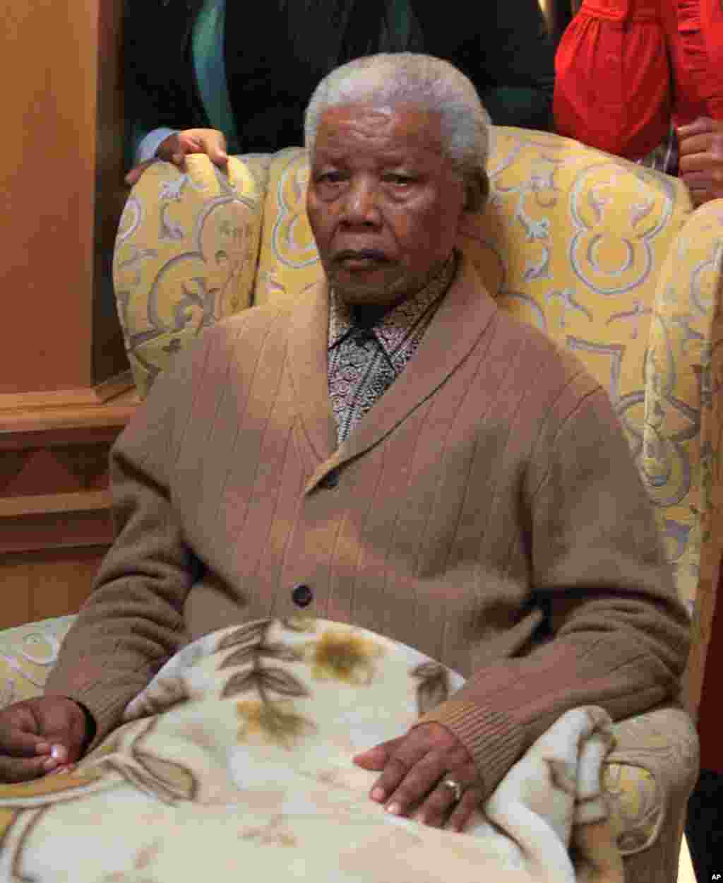 Mandela posa para a fotografia depois de receber a tocha para celebrar o centenário do Congresso Nacional Africano na sua aldeia natal, Qunu, no leste da África do Sul, Maio 30, 2012.
