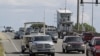 Numerosos automovilistas cruzan un puente levadizo en Wrightsville Beach, Carolina del Norte, mientras evacuan la zona ante la llegada del huracán Florence, el martes 11 de septiembre de 2018. (AP Foto/Chuck Burton) 