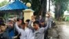 မတရားအသင်းဆက်သွယ်မှှုနဲ့ ဖမ်းဆီးအရေးယူခံထားရသော သတင်းသမား ၃ ဦးအားရုံးထုတ်စဉ် ( မြင့်သိန်း)
