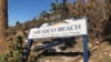 El cartel de bienvenida a Mexico Beach yace en medio de escombros dejados por el huracán Michael que devastó la pequeña población el 10 de octubre de 2018, cuando tocó tierra en el área con categoría 4, como uno de los peores huracanes que ha golpeado el territorio continental de EE.UU. Sábado 13 de octubre de 2018. Foto, Jorge Agobián.