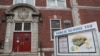 Entrada a la escuela pública 159 en Queens, Nueva York. Julio 8, 2020.