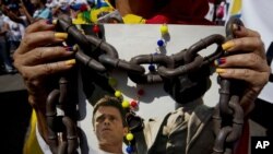 López fue condenado por instigación pública, asociación para delinquir, daños a la propiedad e incendio al final de una marcha antigubernamental el 12 de febrero de 2014.