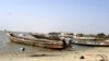 Des bateaux de pêche se tiennent dans les eaux de Ndiebene-Gandiol près de la ville de Saint-Louis au nord du Sénégal, le 8 août 2018.