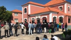 Fila para o registo eleitoral oficioso no Lubango, Huíla, Angola