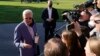 លោក​ប្រធានាធិបតី Joe Biden និយាយ​ជាមួយ​អ្នកយក​ព័ត៌មាន​មុនពេល​លោក​ឡើង​ជិះ​យន្តហោះ Marine One នៅ​លើ​វាលស្មៅ​ខាងត្បូង​នៃ​សេតវិមាន ក្នុង​រដ្ឋធានី​វ៉ាស៊ីនតោន កាលពី​ថ្ងៃសៅរ៍ ទី២ ខែតុលា ឆ្នាំ២០២១។