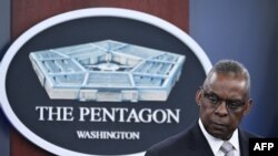 Secretário da Defesa dos EUA, Lloyd Austin, em conferência de imprensa no Pentágono, em Washington, a 1 de fevereiro de 2024.