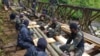 Des militaires camerounais sur un pont, en direction de Wum, en zone anglophone, le 6 décembre 2018. (VOA/Ministère de la défense)