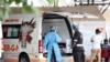 Des agents de santé discutent près d'une ambulance sur le parking de l'hôpital universitaire Steve Biko, pendant le confinement anti Covid-19, à Pretoria, Afrique du Sud, le 11 janvier 2021. REUTERS/Siphiwe Sibeko