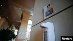 La compañía holandesa NoSoapCompany quiere que los dispensarios públicos de desinfectantes sean cada vez más atractivos para la gente. 