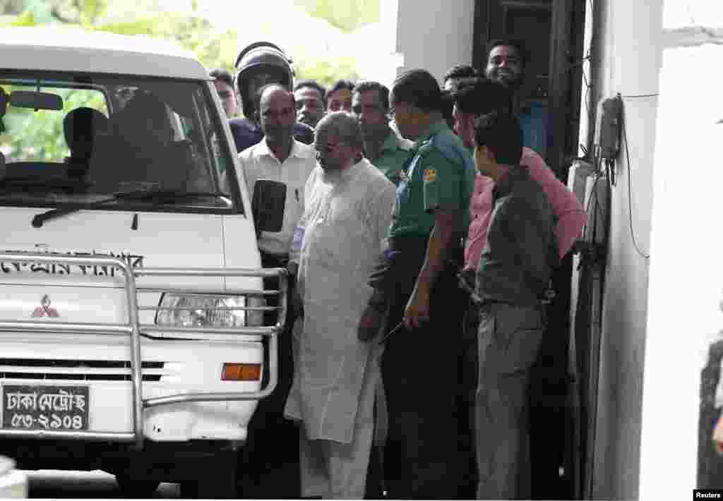 Ali Ahsan Mohammad Mujahid exits a court after the verdict of his trial in Dhaka, Bangladesh, July 17, 2013.