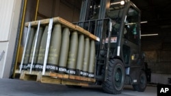 Чехія ініціювала посередництво між країнами ЄС та з-поза його меж для придбання і постачання в Україну артилеорійських боєприпасів - однієї із найгостріших потреб українського війська. AP Photo/Alex Brandon
