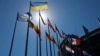 Архівне фото: прапори біля будівлі Європейського парламенту