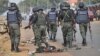 Yan sandan Najeriya suna sintiiri a kan titin birnin Kaduna