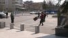Некои излегуваат со торбите во воздух, а други допрва во изолација: Како изгледа животот во карантин
