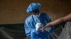 Atumisi Anaclet traite une travailleuse du sexe atteinte du mpox dans un hôpital de Kamituga, au sud-Kivu, 4 septembre 2024. AP / Moses Sawasawa