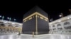 Des agents de sécurité saoudiens devant la Kaaba à la Grande Mosquée vide, à titre de mesure préventive contre la maladie COVID-19. (Photo Saudi Press Agency/Handout)