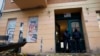 Policajci stoje ispred kuće u berlinskom kvartu Fridrihšain, tokom racije usmerene protiv Hamasa i druge palestinske organizacije koja je zabranjena u Nemačkoj.